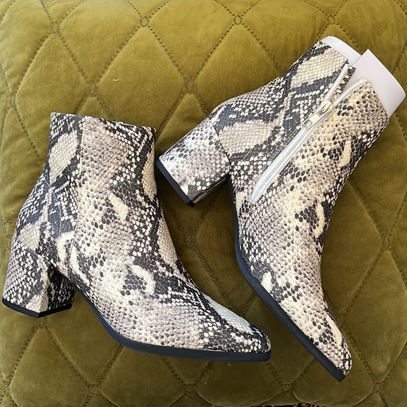NEW Madden Girl Dafni Snakeskin Bootie - Picture 1 of 3